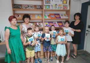 Pamiątkowe zdjęcie uczestników projektu z p. bibliotekarką