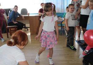 Maja pokonuje tor Małych Stóp