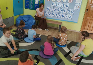 Przedszkolaki słuchają bajkę czytaną przez p. Iwonkę 1