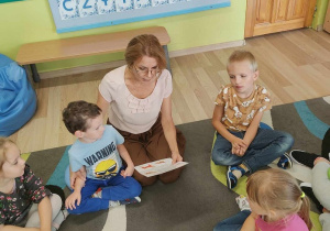 Przedszkolaki słuchają bajkę czytaną przez p. Iwonkę 2