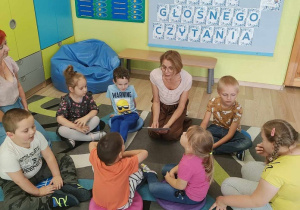 Przedszkolaki słuchają bajkę czytaną przez p. Iwonkę 3