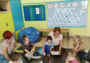 Przedszkolaki słuchają bajkę czytaną przez p. Iwonkę 4