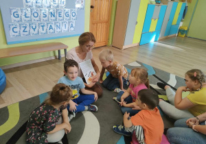 Przedszkolaki słuchają bajkę czytaną przez p. Iwonkę 5