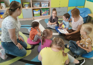 Przedszkolaki słuchają bajkę czytaną przez p. Iwonkę 6