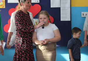 Natalia recytuje wiersz pod czujnym okiem Pani Moniki