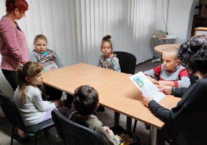Pani Ewa czyta dzieciom bajkę terapeutyczną 2