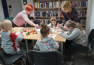 Przedszkolaki wykonują pracę plastyczną do wysłuchanej bajki 1