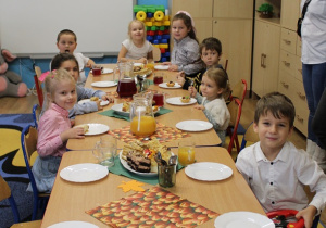 Udział naszych miłych Gości w słodkim poczęstunku