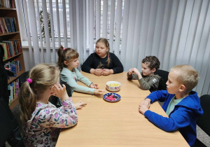 Udział dzieci w słodkim poczęstunku