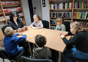 Pani Ewa czyta dzieciom bajkę