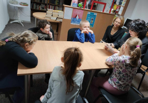 Dzieci słuchają bajki o Króliczku Mikusiu 1