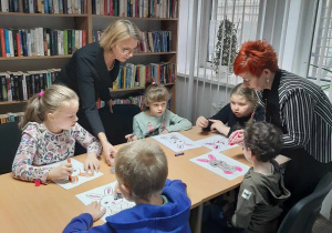 Przedszkolaki tworzą prace plastyczne do bajki 1