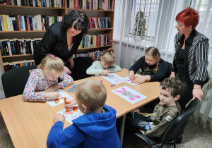Przedszkolaki tworzą prace plastyczne do bajki 2