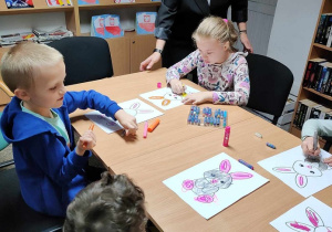 Dzieci kończą swoje rysunki