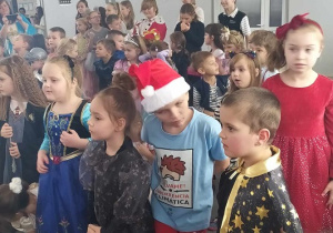 Przedszkolaki zainteresowani występami