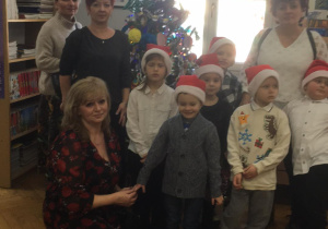 Wesoła choinka w Miejskiej Bibliotece Publicznej
