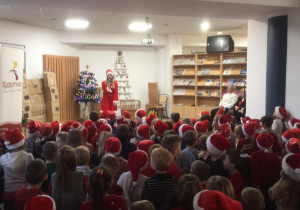 Wesoła choinka w Miejskiej Bibliotece Publicznej