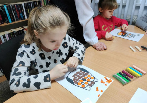 Hana i Maja kończą pracę plastyczną