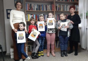 Dzieci ze swoimi pracami oraz panie Iwona i Ania