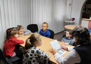 Dzieci słuchają bajkę czytaną przez p. Ewę 3