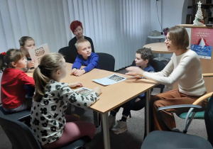 Przedszkolaki opowiadają p. Iwonce o Sówce Kamilce