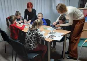 Dzieci wykonują pracę plastyczną pod okiem pań Iwony i Ani
