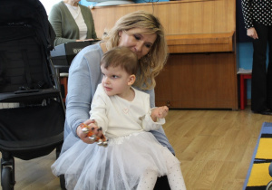 Nadia z pomocą p. Ani gra na dzwonkach