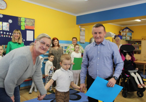 Wnuczęta wręczają Babciom i Dziadkom prezenty 3