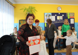 Wnuczęta wręczają Babciom i Dziadkom prezenty 4