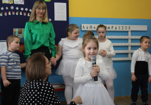 Lilianka recytuje wierszyk 1