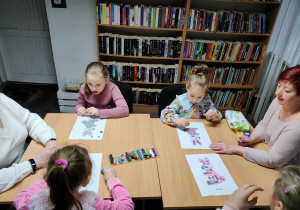 Przedszkolaki wykonują pracę plastyczną 6