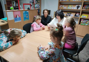Dzieci słuchają bajkę terapeutyczną 1