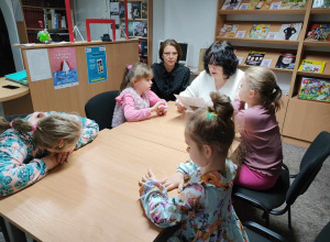 Styczniowe czytanie "Bajek - pomagajek" w Bibliotece