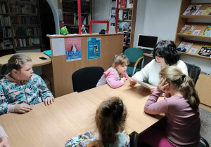 Dzieci słuchają bajkę terapeutyczną 2