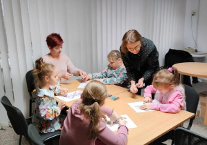 Przedszkolaki wykonują pracę plastyczną 1