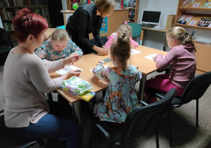 Przedszkolaki wykonują pracę plastyczną 2