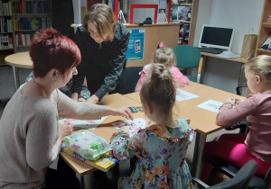 Przedszkolaki wykonują pracę plastyczną 3
