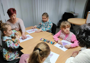 Przedszkolaki wykonują pracę plastyczną 4