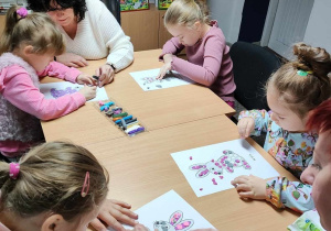 Przedszkolaki wykonują pracę plastyczną 5