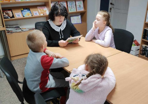 P. Ewa czyta dzieciom bajkę terapeutyczną