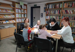 Dzieci tworzą pracę plastyczną do bajki