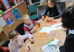 Hana, Maja i Adaś podczas pracy twórczej 3