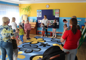Przedszkolaki podczas zajęć rytmiczno - umuzykalniających