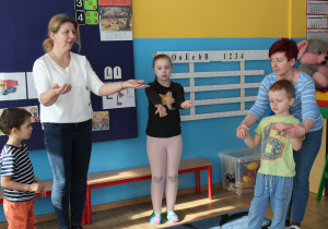 Przedszkolaki podczas zajęć rytmiczno - umuzykalniających