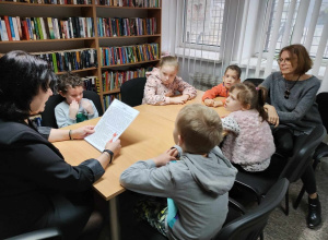 Marcowe czytanie "Bajek - Pomagajek" w Bibliotece