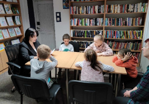 Pani Ewa czyta dzieciom bajkę o Rufusie 1