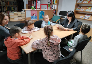Pani Ewa czyta dzieciom bajkę o Rufusie 3