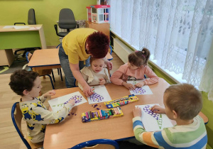 Przedszkolaki tworzą piękne krokusy