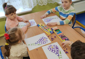 Dzieci tworzą piękne prace w grupach