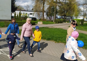 Przedszkolaki w trakcie "Niebieskiego spaceru"
